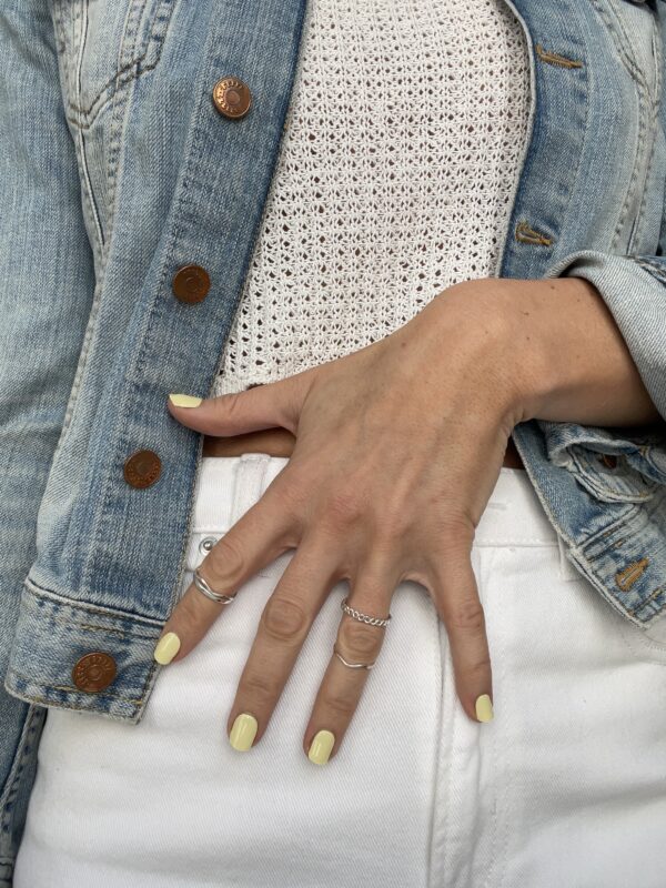 gul pastell naglar