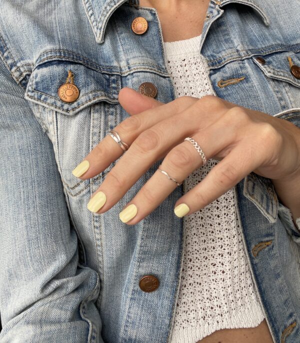 gula pastell naglar