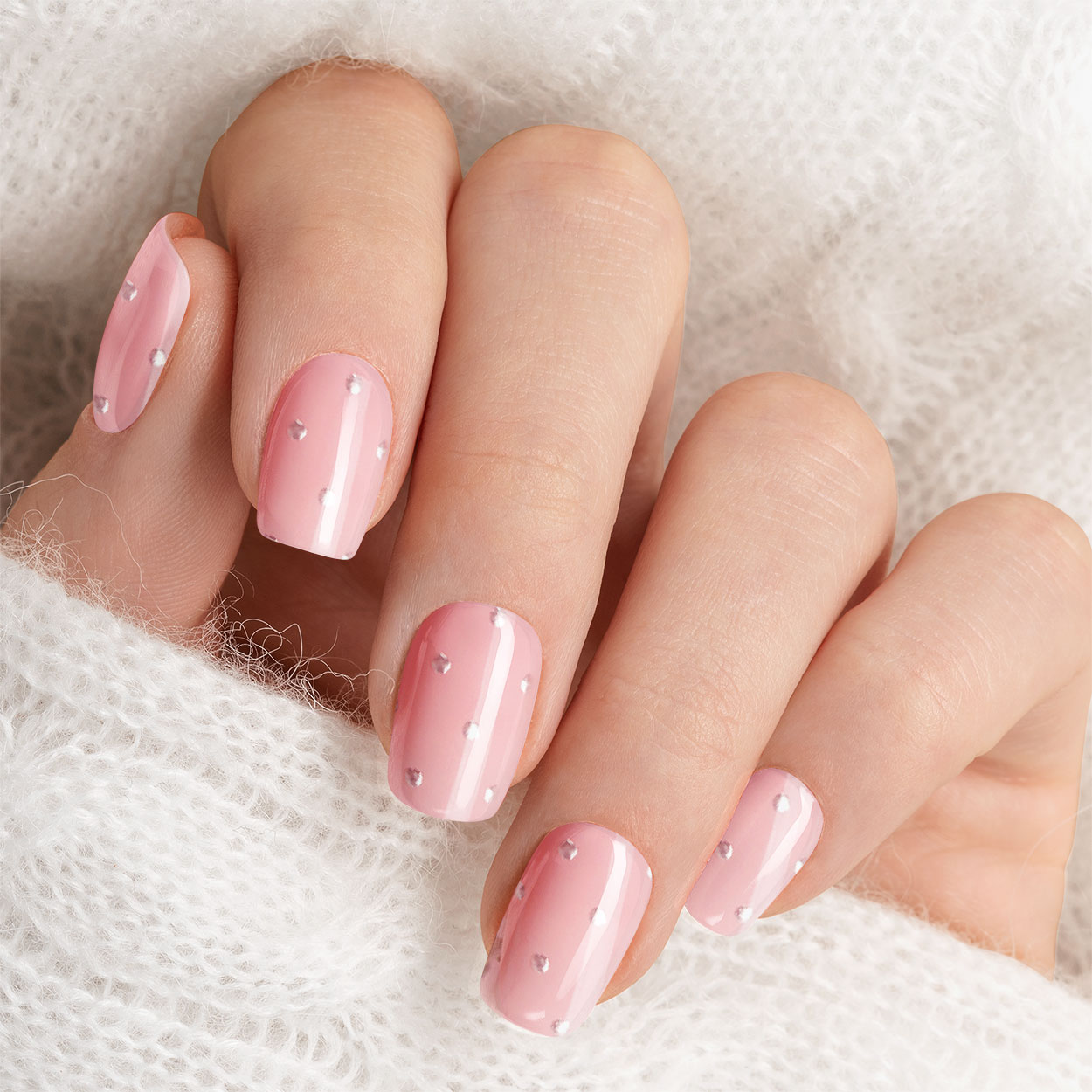 rosa naglar med metall dekoration
